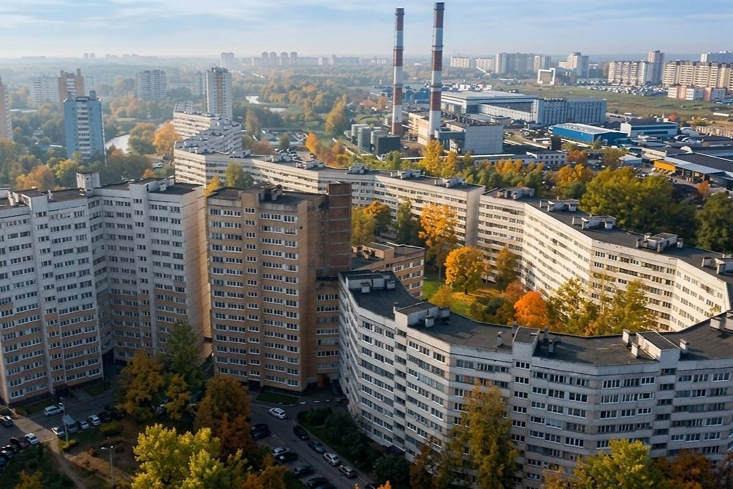 Дом-змея в Сосновой Поляне — самое длинное здание Ленинграда. Фото © YouTube / Андрей эМ Channel, © ИИ-иллюстрация: создано редакцией Life.ru с использованием Nano Banana AI