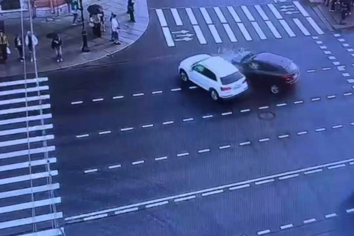 Момент аварии на Невском проспекте в Петербурге. Обложка © Telegram /Петербургская полиция