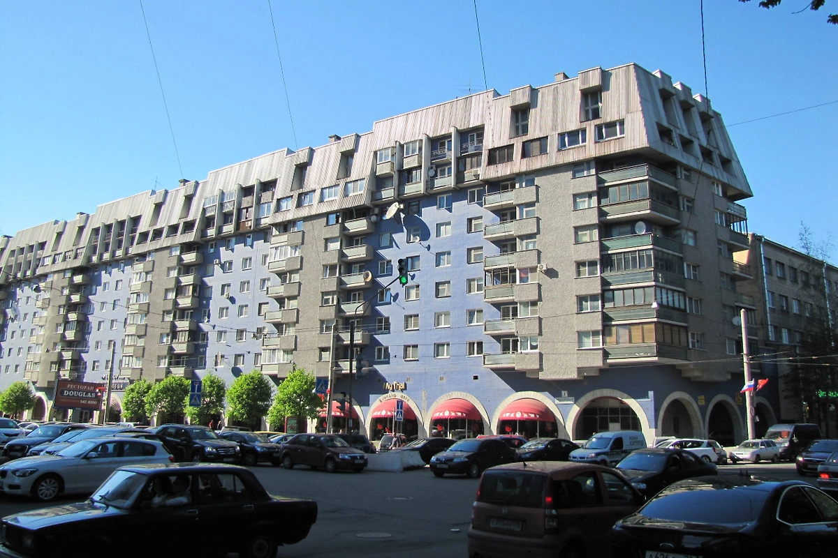 Дом-синяк на пересечении Финляндского и Сампсониевского проспектов. Фото © Wikipedia