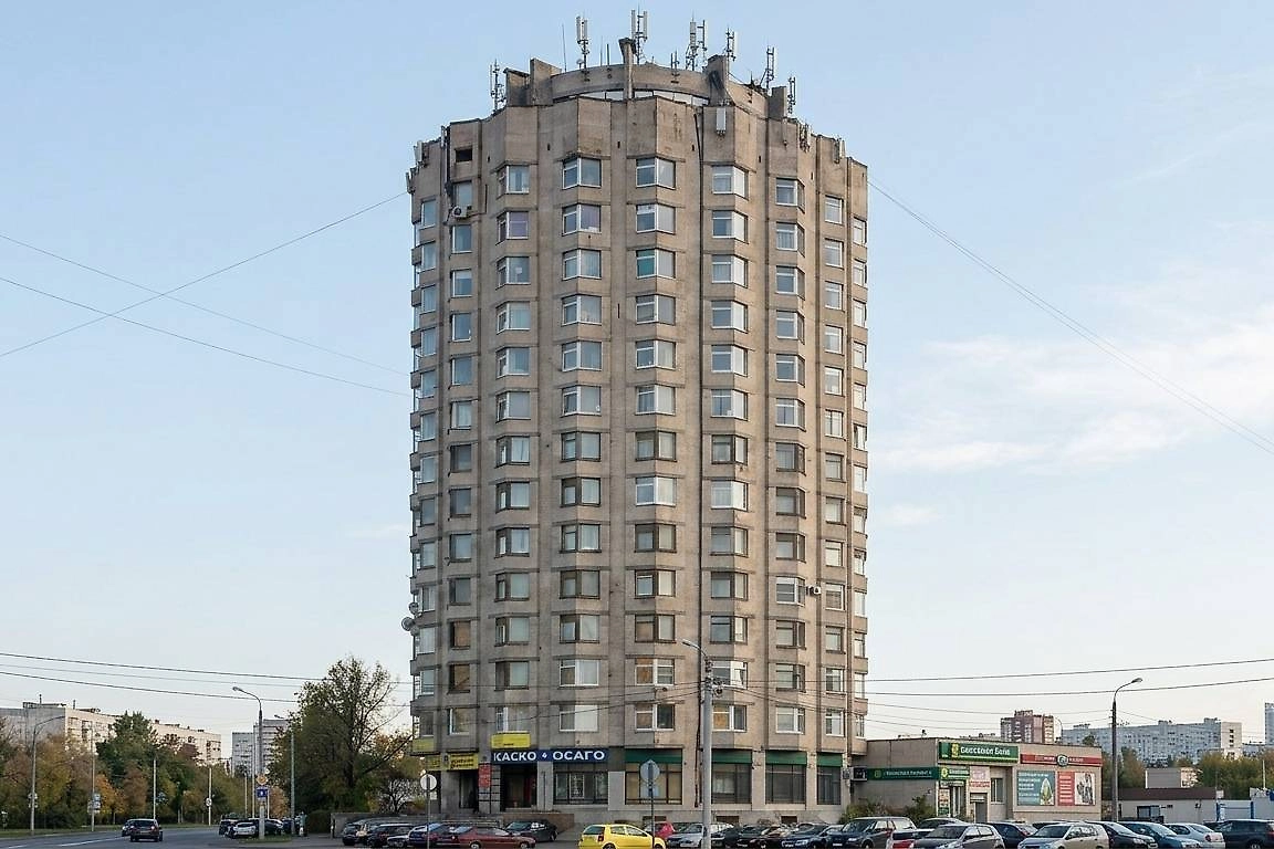 Дома-стаканы в Ленинграде и их народное прозвище «Байконур». Фото © Wikipedia / Monoklon, © ИИ-иллюстрация: создано редакцией Life.ru с использованием Nano Banana AI