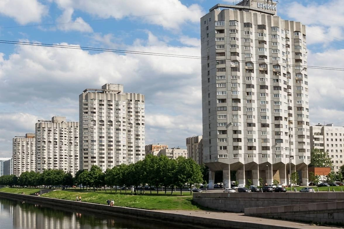 Дома на курьих ножках на Новосмоленской набережной в Петербурге. Фото © YouTube / Коротко о Петербурге, © ИИ-иллюстрация: создано редакцией Life.ru с использованием Nano Banana AI