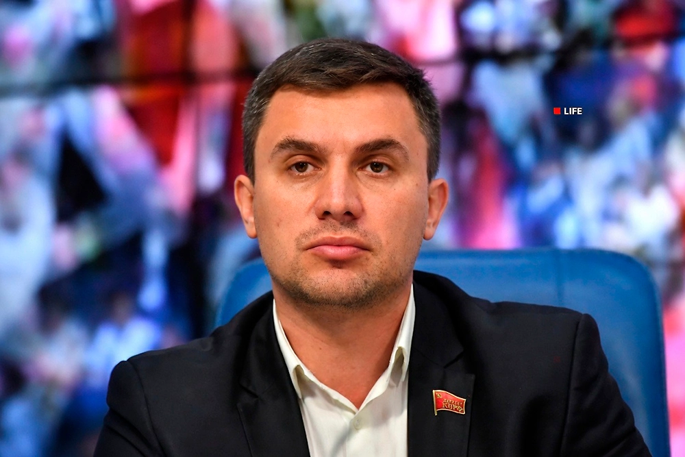 Почему задержали скандального кандидата КПРФ. Фото © Коллаж © Life.ru, фото © ТАСС / Максим Григорьев, © ИИ-иллюстрация: создано редакцией Life.ru с использованием Nano Banana AI
