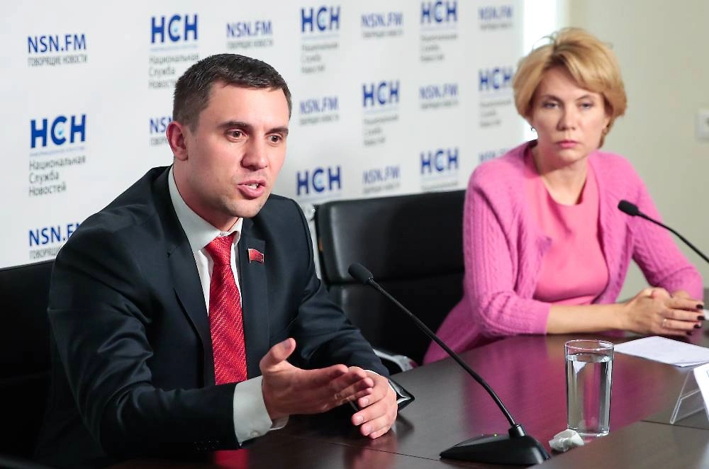 Депутат Саратовской областной думы Николай Бондаренко и врач-диетолог Лидия Ионова. Фото © ТАСС / Денис Тырин