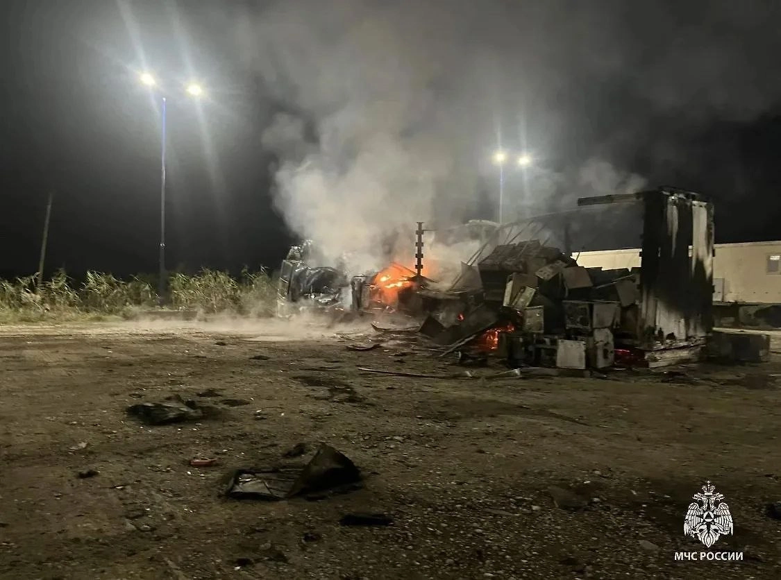 В Дагестане грузовик загорелся после падения провода на машину. Фото © Telegram / Главное управление МЧС России по Республике Дагестан