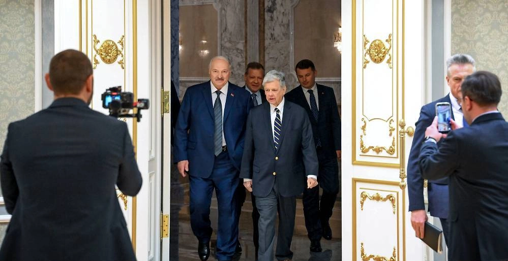 Александр Лукашенко с Джоном Коулом. Обложка © Сайт президента Белоруссии
