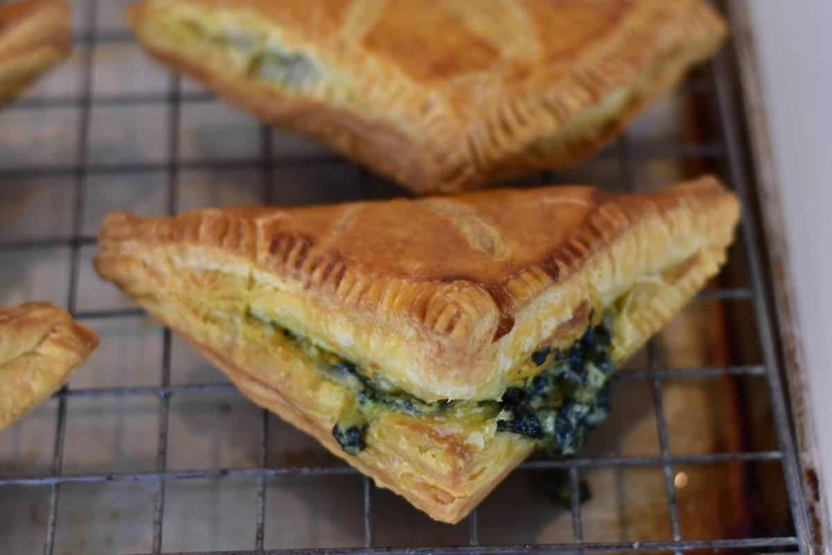 Слойки с сыром и зеленью — рецепт. © Shutterstock / FOTODOM / sawarin pakdeephon