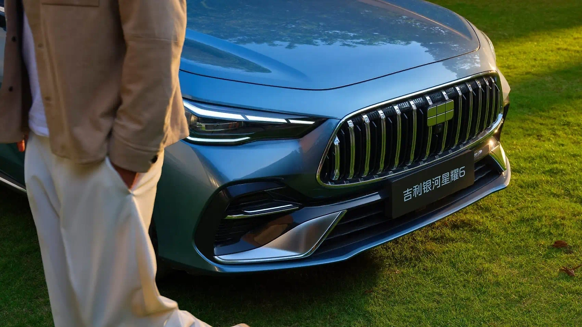 Geely анонсировала двигатель с возможностью заливать метанол и бензин. Обложка © IThome