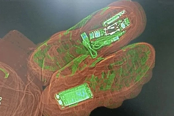 Сотрудники СИЗО-1 изъяли 2 телефона из подошвы кроссовок. Фото © VK / ГУФСИН России по г. СПб и ЛО