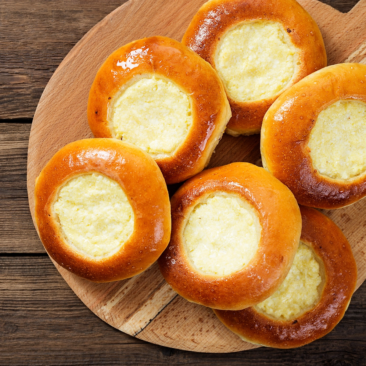 Домашние ватрушки с творогом — рецепт. © Shutterstock / FOTODOM / nelea33