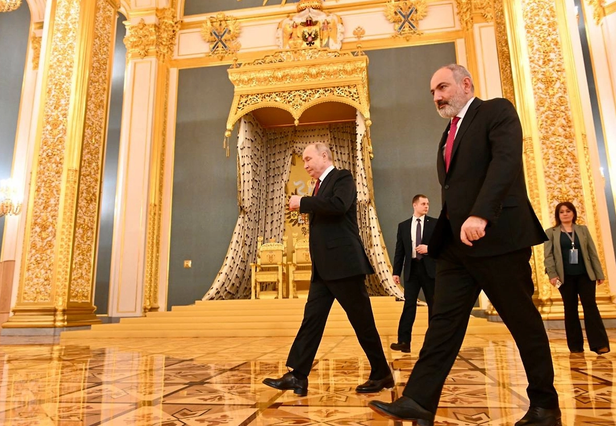 Владимир Путин и Никол Пашинян. Обложка © Life.ru
