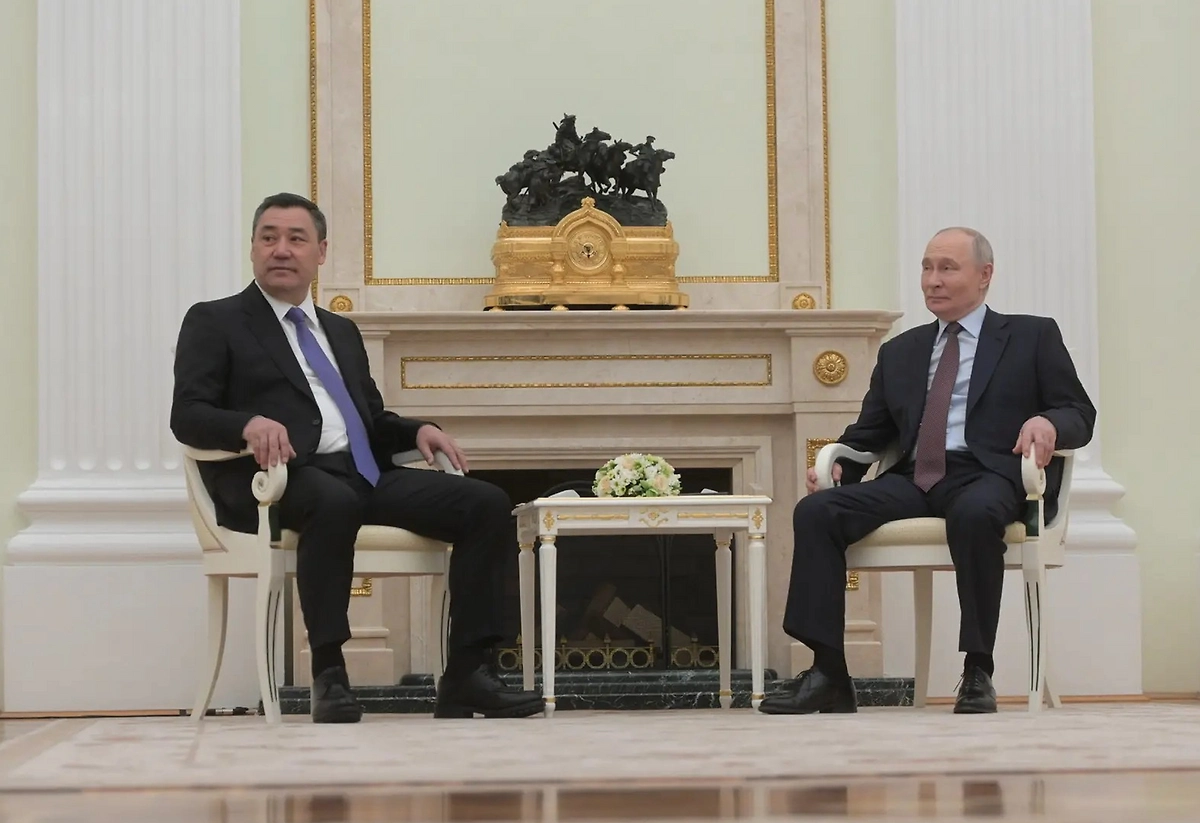 Президент Киргизи Садыр Жапаров и Владимир Путин. Обложка © Life.ru