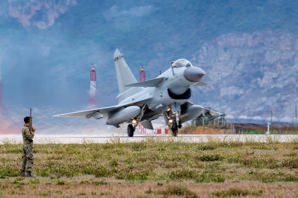 Истребитель J-10C. Обложка © Минобороны КНР