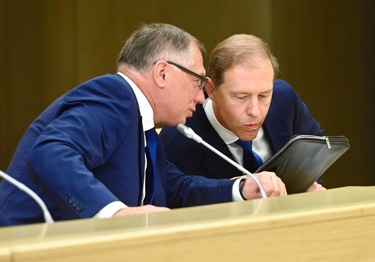 Денис Мантуров (справа). Обложка © Life.ru