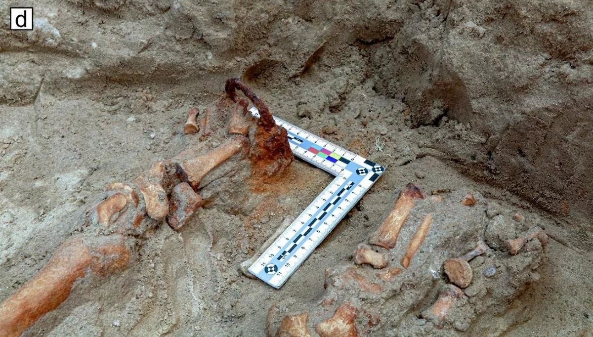 Замок на ноге умершей. Фото © ScienceDirect