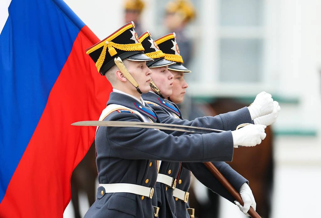 Военнослужащие роты специального караула Президентского полка на церемонии развода караулов на Соборной площади Московского Кремля. Обложка © Владимир Гердо/ТАСС