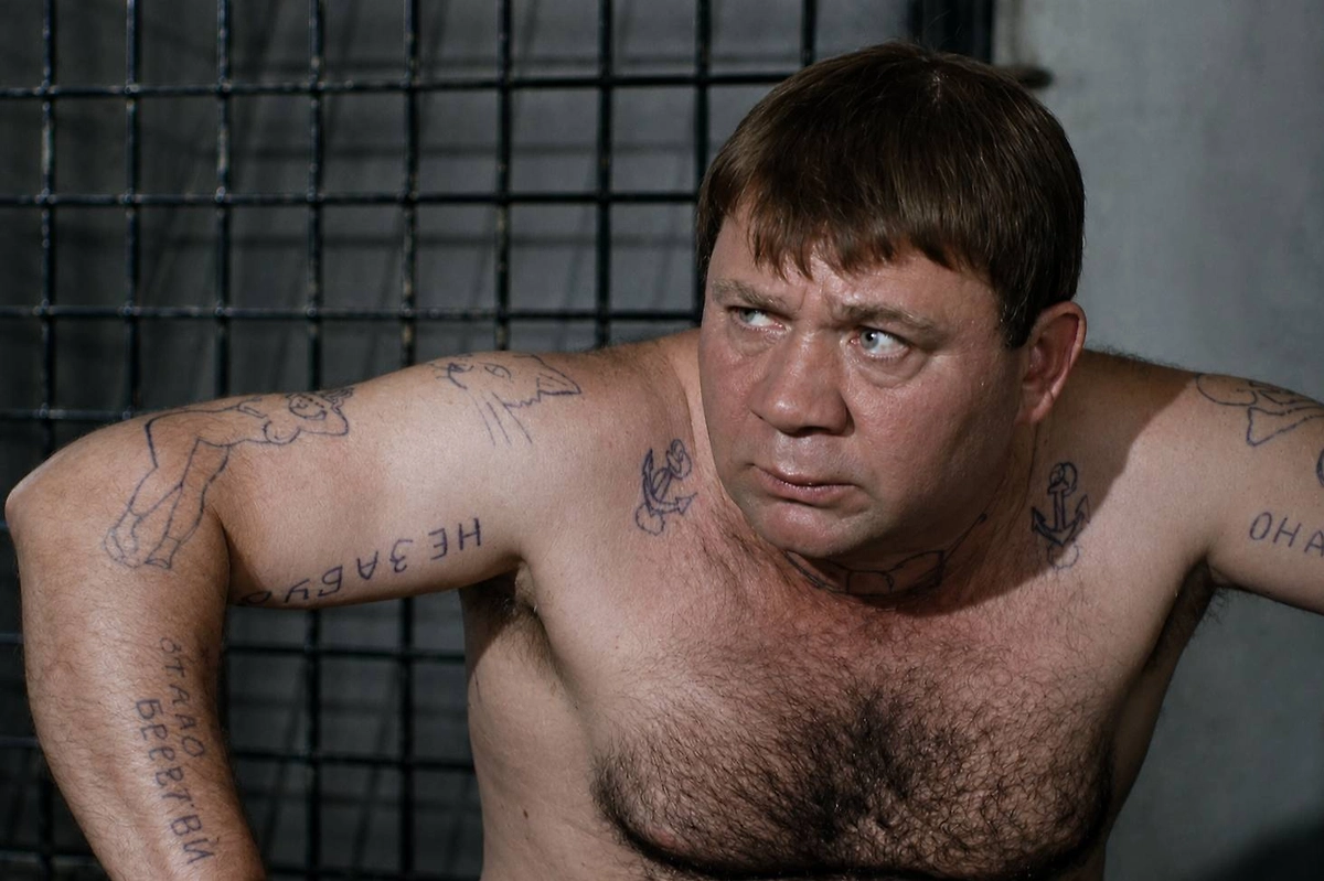 Евгений Леонов в образе Доцента в фильме «Джентльмены удачи». Для роли уголовника актёр изучал поведение и речь заключённых и даже посещал Бутырскую тюрьму. Фото © кадр из фильма «Джентельмены удачи», режиссёр Александр Серый, сценаристы Георгий Данелия, Виктория Токарева