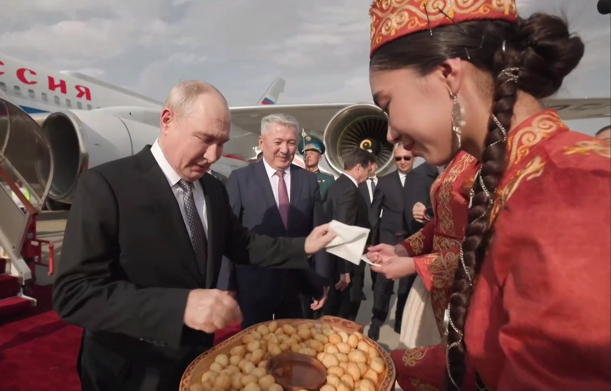 Владимир Путин прибыл в Бишкек. Обложка © Life.ru
