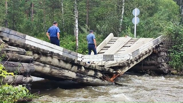 В Чемальском районе обрушился мост через реку Элекмонар из-за подъёма воды. Обложка © VK / Айдар Елеков