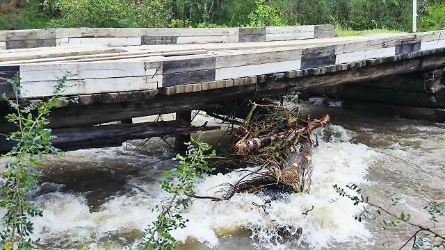 В Чемальском районе обрушился мост через реку Элекмонар из-за подъёма воды. Фото © VK / Айдар Елеков