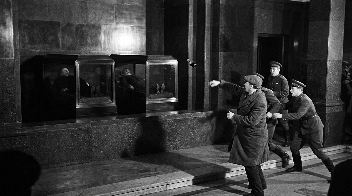 Что произошло в мавзолее 5 ноября 1957 года? ИИ-иллюстрация: создано редакцией Life.ru с использованием Nano Banana AI