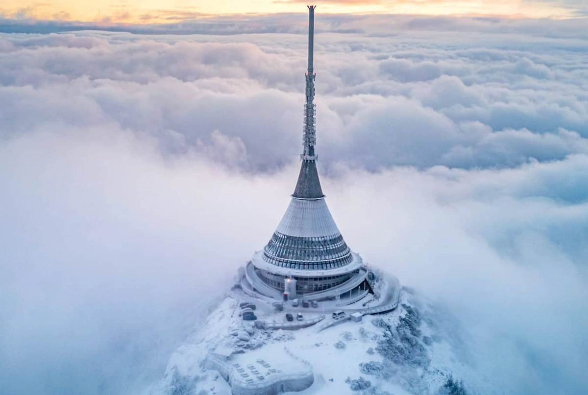 Hotel Ještěd в футуристической телевизионной башне Чехии. Фото © Instagram (признан экстремистской организацией и запрещён на территории Российской Федерации) / hotel_jested_official