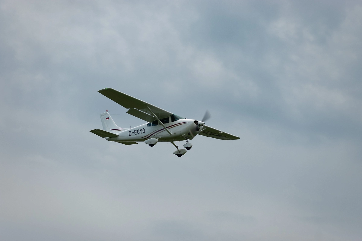 Легкомоторный самолёт Cessna 182. Обложка © Shutterstock / FOTODOM / Robert Buchel