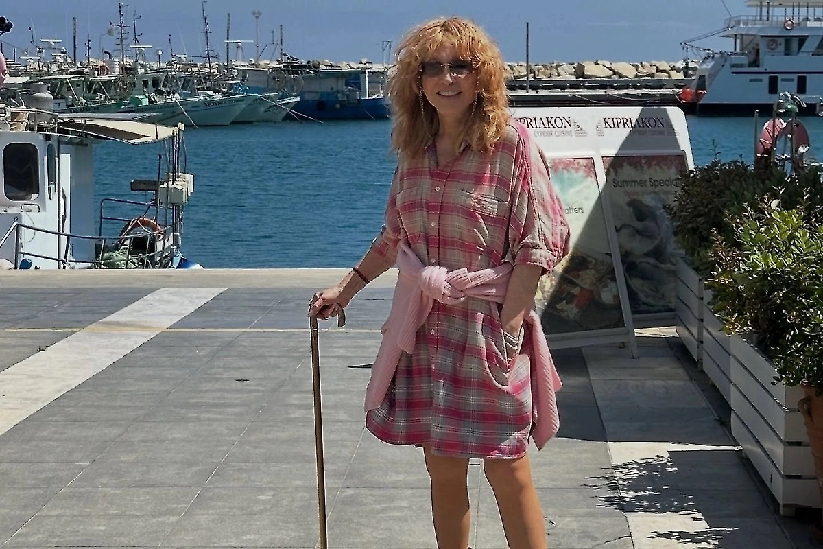Алла Пугачёва с тростью. Обложка © Instagram (соцсеть запрещена в РФ; принадлежит корпорации Meta, которая признана в РФ экстремистской) / maxgalkinru
