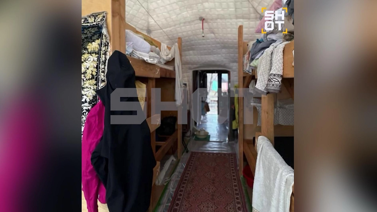 Условия проживания в странном лагере в Приэльбрусье. Фото © SHOT