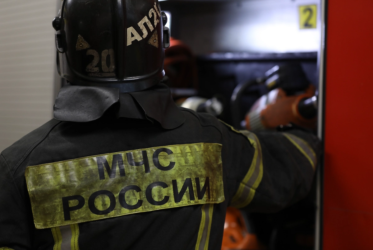 Сотрудник МЧС России. Обложка © Life.ru