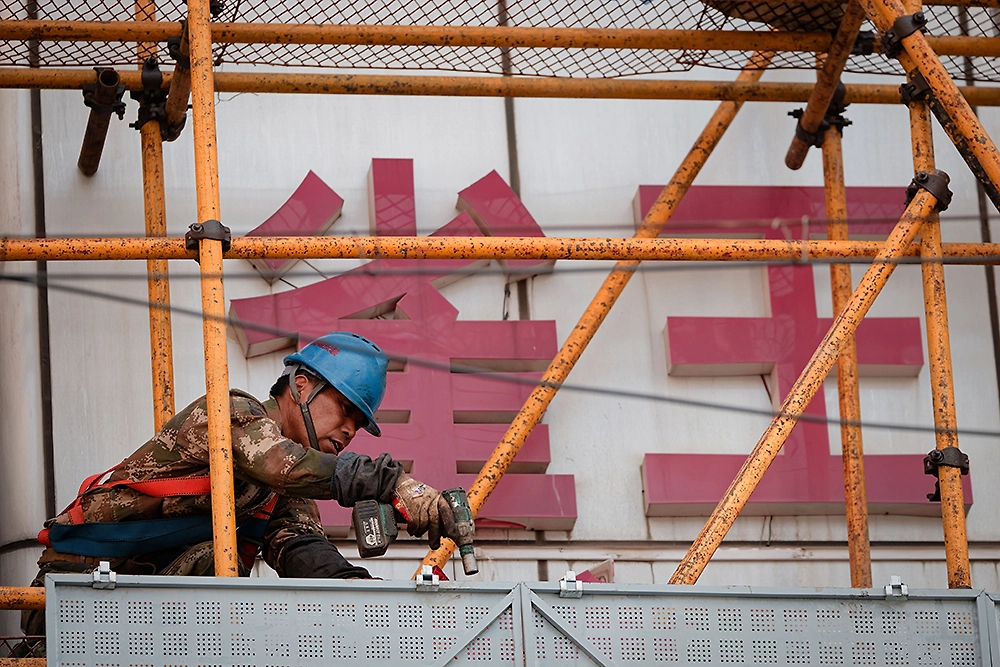 Сколько получают строители в разных странах мира. Фото © ТАСС / EPA / ALEX PLAVEVSKI