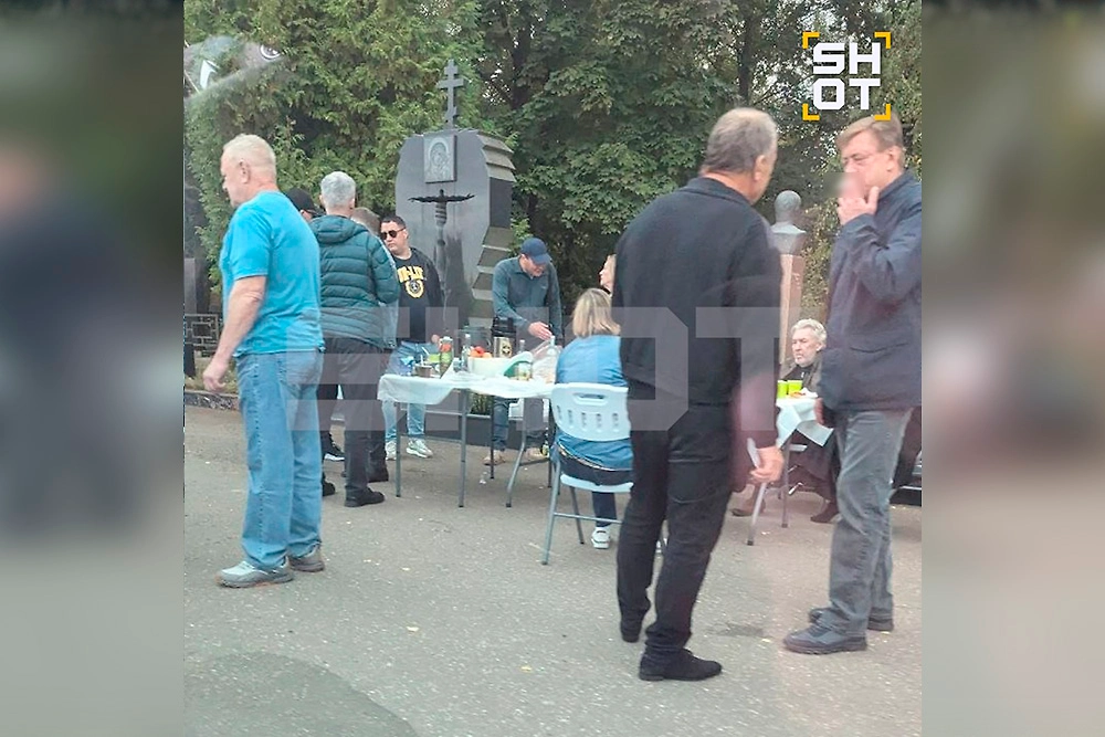 Десятки человек собрались на могиле главаря «ореховских» Сильвестра в Москве. Фото © Telegram / SHOT