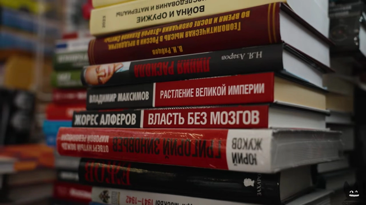 Ксения Собчак показала квартиру Вассермана с коллекцией эротических календарей. Фото © YouTube/ Осторожно: Собчак