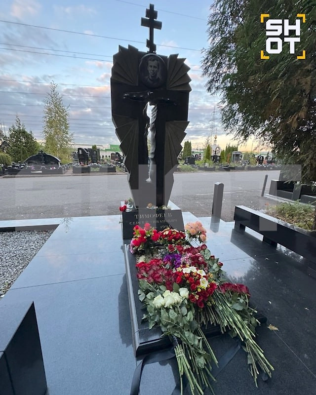 Десятки человек собрались на могиле главаря «ореховских» Сильвестра в Москве. Фото © Telegram / SHOT