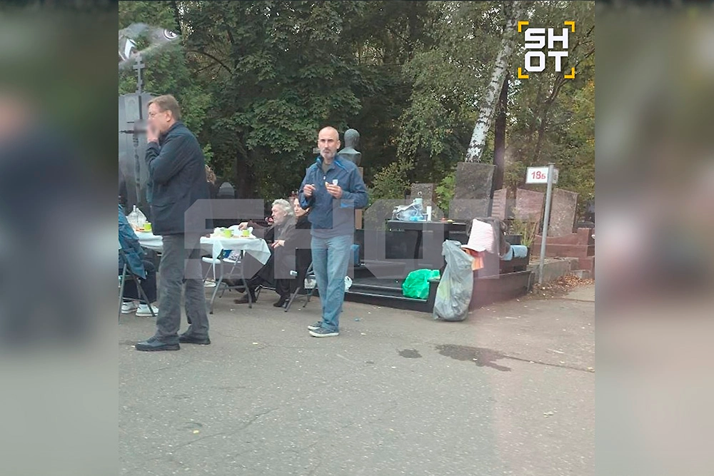 Десятки человек собрались на могиле главаря «ореховских» Сильвестра в Москве. Фото © Telegram / SHOT