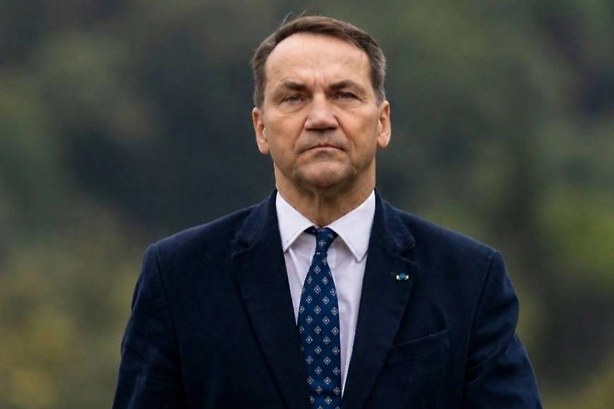 Обложка © Х / Radosław Sikorski