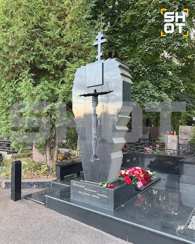 Десятки человек собрались на могиле главаря «ореховских» Сильвестра в Москве. Фото © Telegram / SHOT
