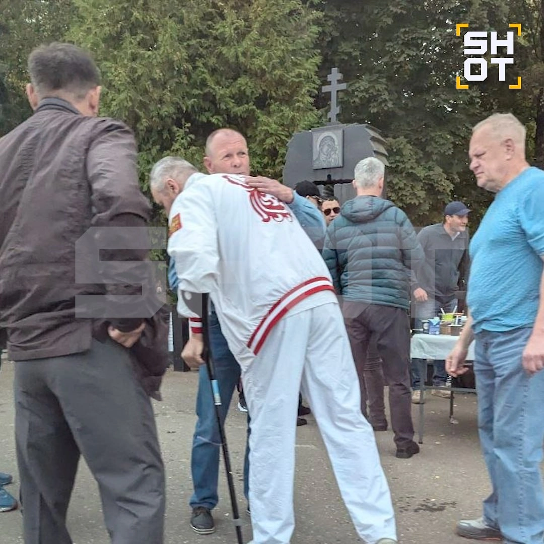 Десятки человек собрались на могиле главаря «ореховских» Сильвестра в Москве. Фото © Telegram / SHOT