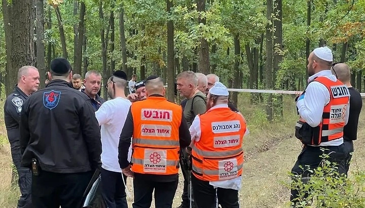 Делегация организации израильского союза спасения в Умани на месте обнаружения убитого иудея. Обложка © United Hatzalah