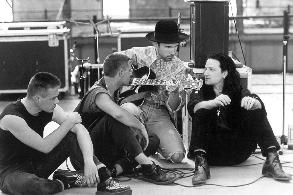 U2 во время репетиции: Ларри Маллен-младший, Адам Клейтон, Эдж и Боно. Состав группы остаётся практически неизменным с конца 1970-х годов. Фото © ТАСС / Bert Reisfeld / DPA PHOTO