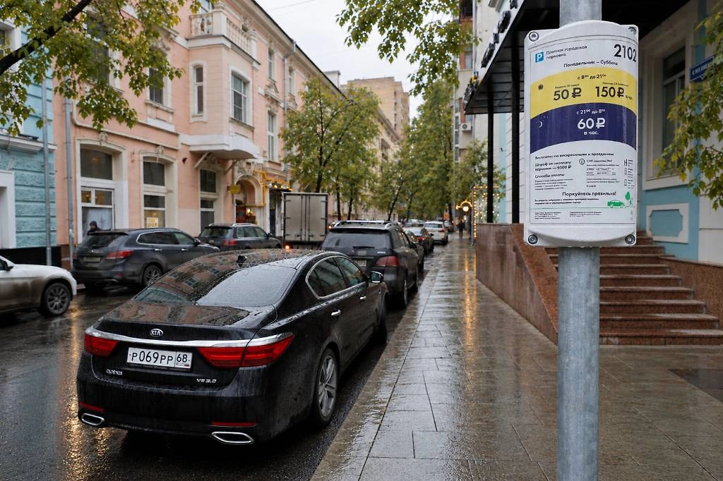 Расходы на парковку могут увеличить стоимость содержания автомобиля на десятки и даже сотни тысяч рублей в год. Фото © ТАСС / Михаил Джапаридзе