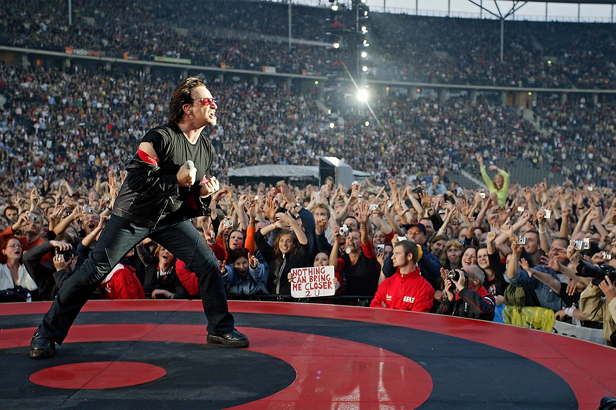Боно на концерте U2. Масштабные стадионные шоу стали одной из визитных карточек группы и неоднократно ставили рекорды по посещаемости и сборам. Фото © ТАСС / Michael Hanschke/DPA/PHOTO