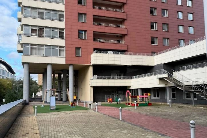 Двор дома Ларисы Долиной. Фото © kp.ru / Ангелина Шарыпова