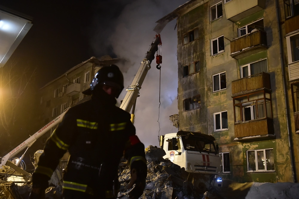Спасатели МЧС на месте взрыва газа в Новосибирске. Фото © РИА Новости / Владимир Николаев