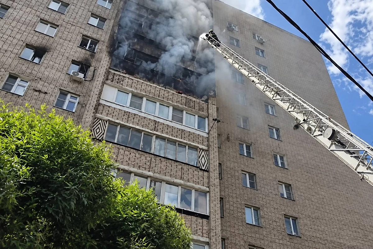 Эвакуация жильцов горящей высотки в Подольске. Фото © Telegram / МЧС Московской области