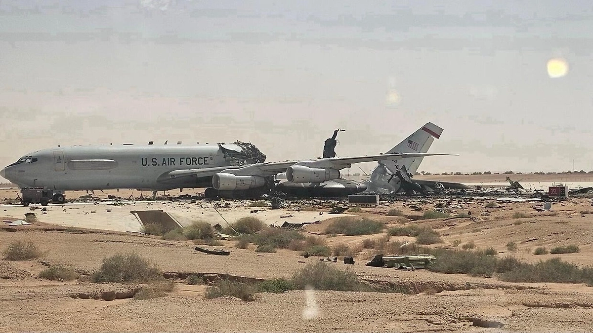 Самолёт E-3 Sentry с оторванной хвостовой частью. Обложка © CBS