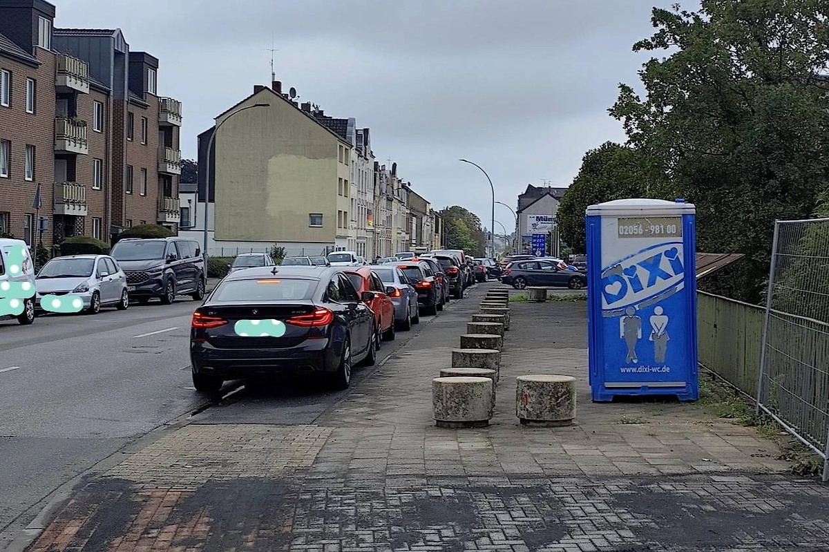 Машины выстроились в очередь в ФРГ, чтобы запастись топливом до нового подорожания. Фото © X / JuBeeMG