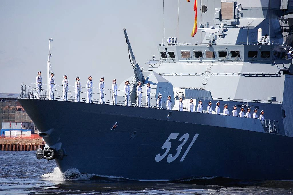 Корвет «Сообразительный» на Главном военно-морском параде в честь Дня ВМФ России в Санкт-Петербурге. Обложка © ТАСС / Валентин Егоршин