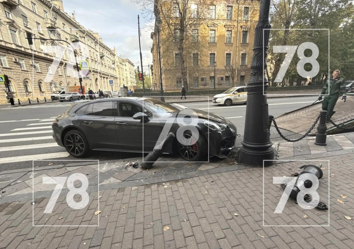 Panamera жены бизнесмена Войтенкова протаранила столб в центре Петербурга. Фото © 78 | НОВОСТИ