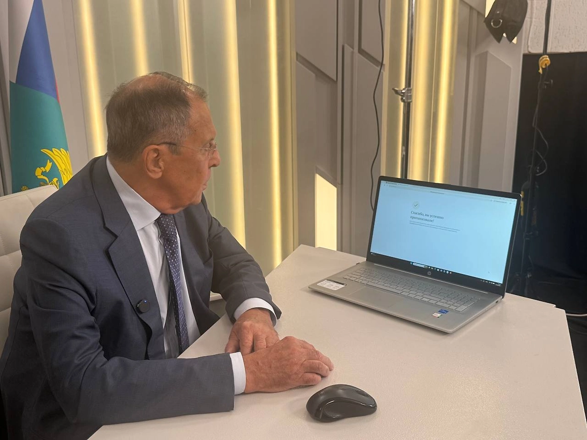 Глава МИД Сергей Лавров проголосовал онлайн на выборах в Госдуму. Фото © Telegram/Мария Захарова