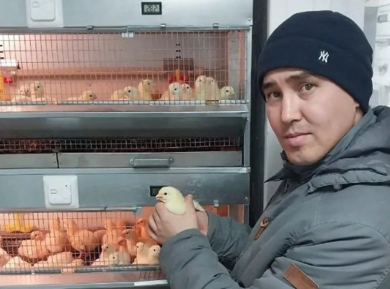 Ветеринар и орнитолог Аскар Кенжибаев консультирует владельцев птицы около десяти лет. Фото предоставлено героем публикации